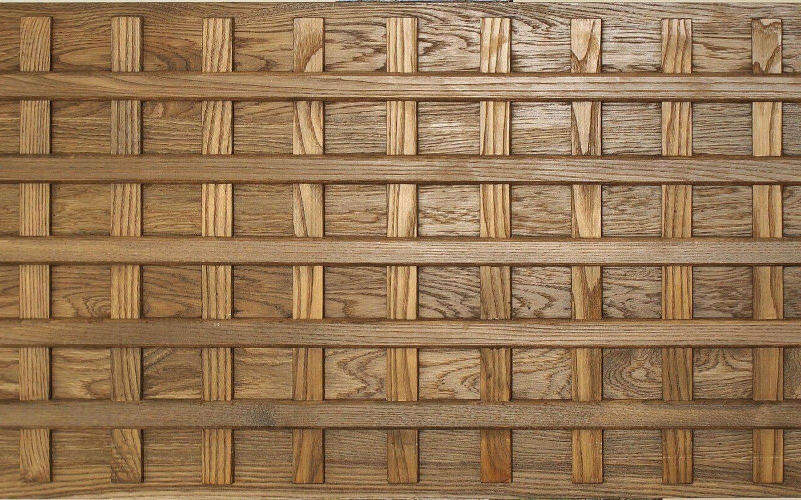 A wooden cradle lattice on the reverse of a panel